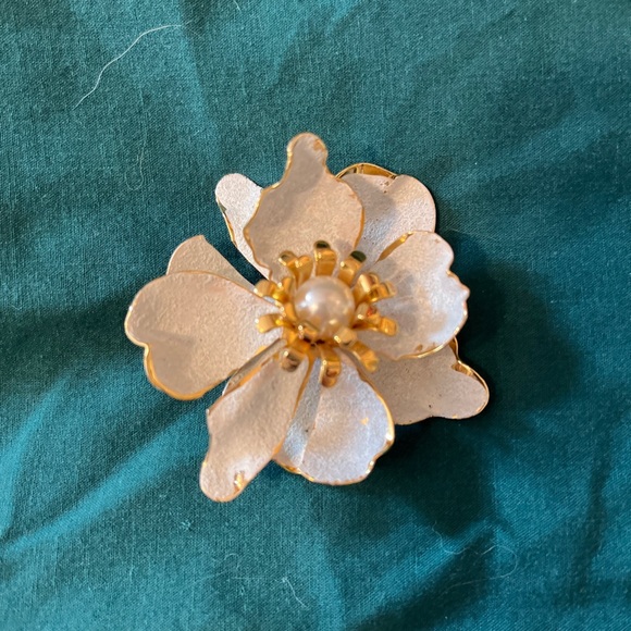 Vintage White and Goldtone pin with Faux Pearl in center. - Picture 1 of 8